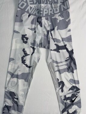 Men’s Nike Pro 3/4 Camo Tights Size Medium